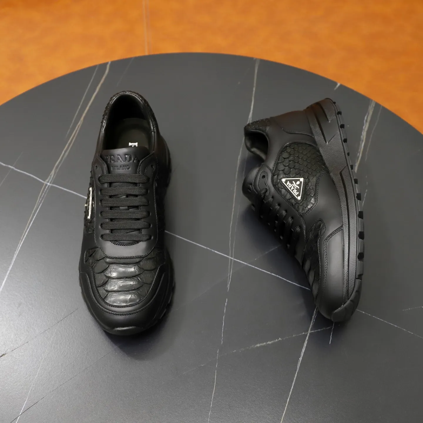 Factory price: 600💰Cow leather lining Brand: PRADA (Prada) Standard code: Men's size 38/44 (45 can be customized) Grade: Same as the official website Material: Original cowhide splicing imported cowhide lining Original combination two-color wear-resistant soft outsole Style category: Leisure and sports version Young fashion European and American trend British style Color: Real picture color